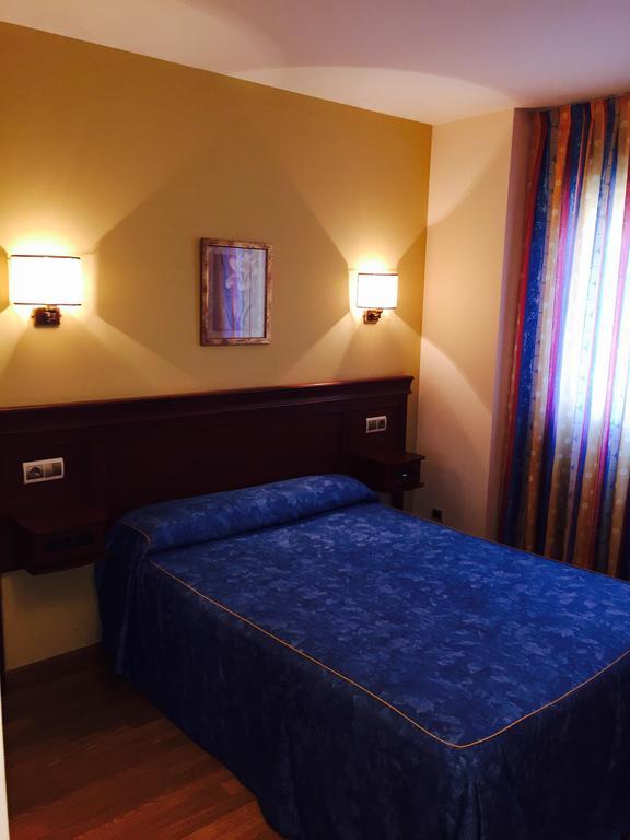 Bembibre  Hostal Tio Pepe II חדר תמונה